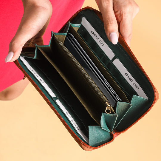 Sukriti - handbemalte Brieftasche aus echtem Leder mit RFID Schutz, Blumenmuster blau
