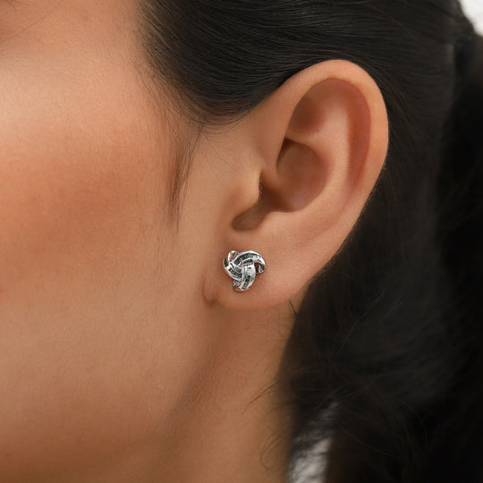 0,25 Ct. Grüner Diamant Knoten Ohrstecker aus 925 Silber platiniert