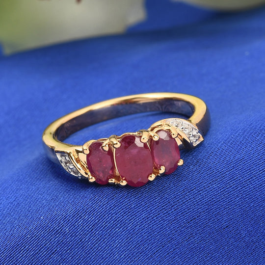 Fissure gefüllt Rubin und Zirkon 3 Stein Ring 925 Silber vergoldet (Größe 19.00) ca. 1,17 ct