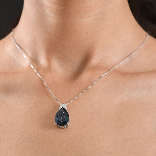 D'Joy London Blau Topas, Moissanit Anhäanger mit Kette. 50 cm 925 Silber rhodiniert ca. 13.20 ct