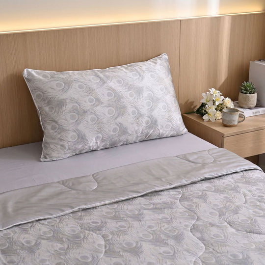 SERENITY NIGHT High-Tech Cooling-Steppdecken-Set mit edler, temperaturregulierender Maulbeeren-Seiden-Füllung und MOP Knöpfe, 135x200 - 40x80 cm, Pfau, Silber