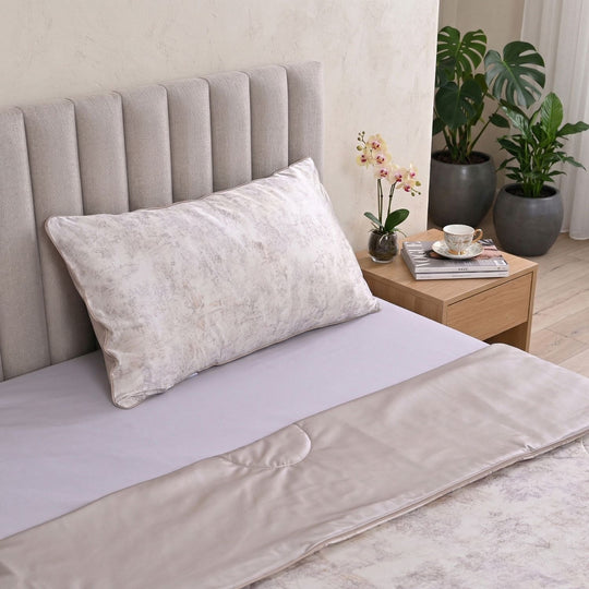 SERENITY NIGHT High-Tech Cooling-Steppdecken-Set mit edler, temperaturregulierender Maulbeeren-Seiden-Füllung und MOP Knöpfe, 135x200 - 40x80 cm, Gold