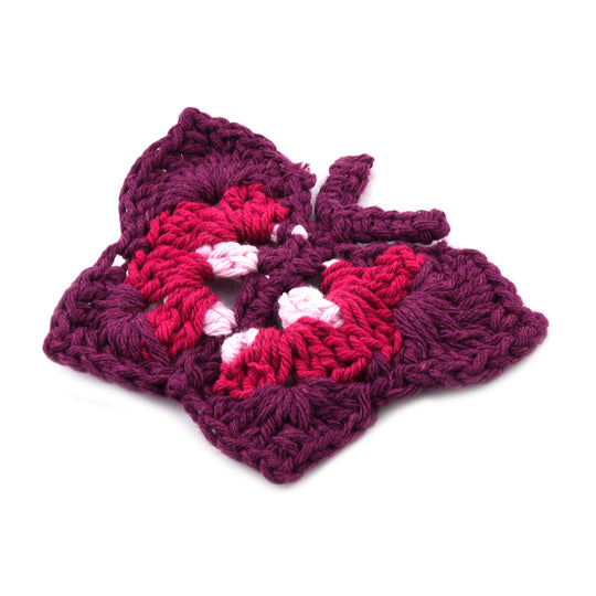 Handgefertigte Brosche mit Häkelarbeit Schmetterling Design, Violett