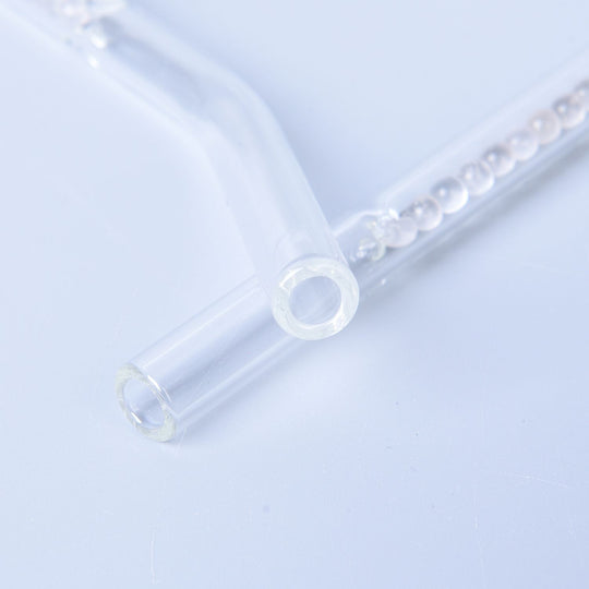 Glas Trinkhalme, gefüllt mit Edelsteinen, Quarz