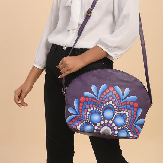 SUKRITI Handbemalte Crossbody Tasche aus echtem Leder, Größe: 30x10x28