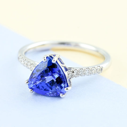 Iliana AAA Tansanit, Weißer DiamantAGI zertifiziert Ringe 750 Gold (Größe 17.00) ca. 2.05 ct