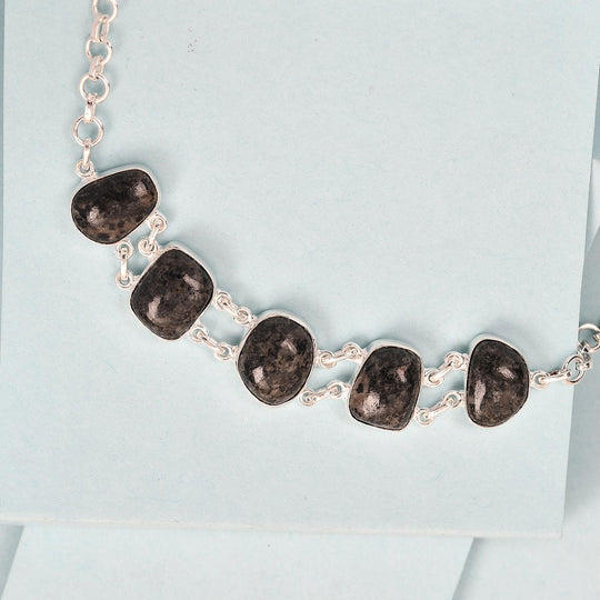 Handgearbeitetes, natürliches Yooperlith-Collier, ca. 45 cm, 925 Silber ca. 37.34 ct
