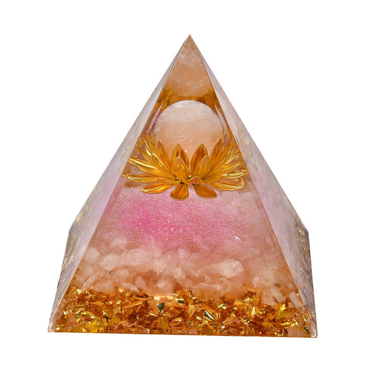 Edelstein Pyramide mit goldfarbener Lotosblüte - Kyanit und Amethyst