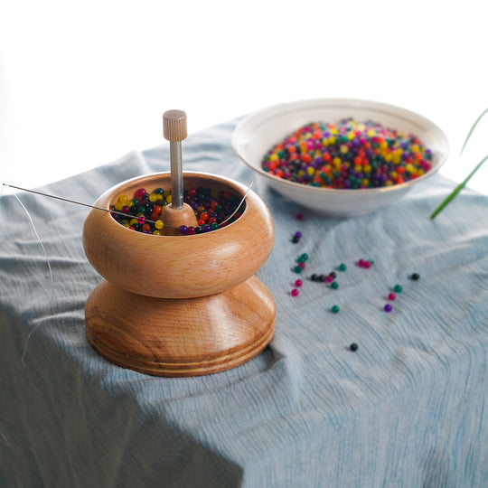 Perlen Spinner aus Kiefernholz mit Stahlnadel, bunten Perlen und Faden inkl.