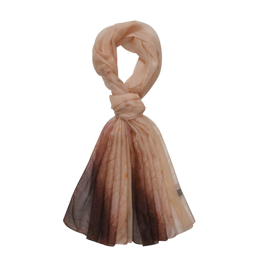 LA MAREY printed scarfMaterial:70% merino wool 30% mulberry silksize::70cm*190cmWeight : 57gyelow besed with red floral