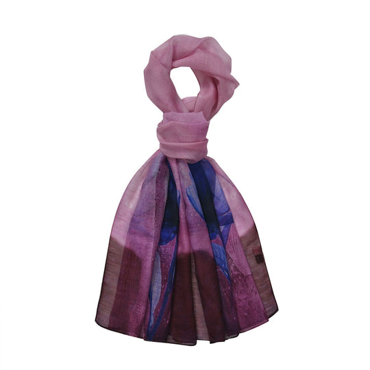 LA MAREY printed scarfMaterial:70% merino wool 30% mulberry silksize::70cm*190cmWeight : 57gyelow besed with red floral