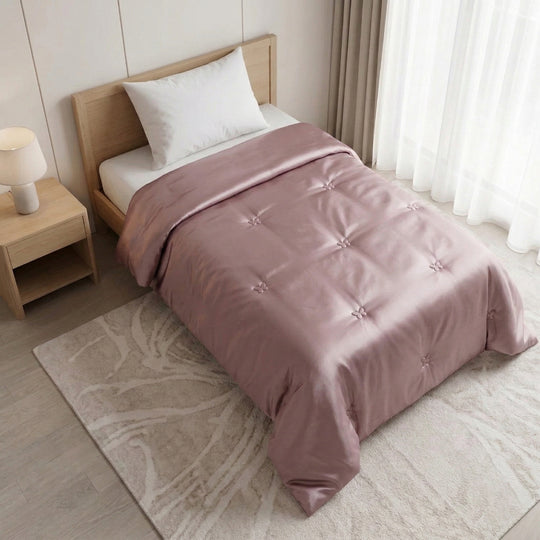 Serenity Night: Bettdecke aus 100 % luxuriöser Maulbeerseide mit hochwertiger Kunstdaunenfüllung, 1,7 kg, 135 x 200 cm, Silber