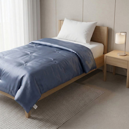 Serenity Night: Bettdecke aus 100 % luxuriöser Maulbeerseide mit hochwertiger Kunstdaunenfüllung, 1,7 kg, 135 x 200 cm, Silber