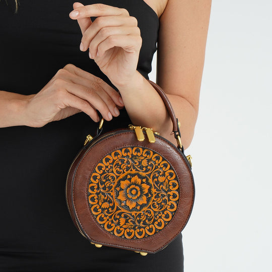 Runde Crossbody-Bag mit Mandala-Prägung, 19x8x18 cm, Braun