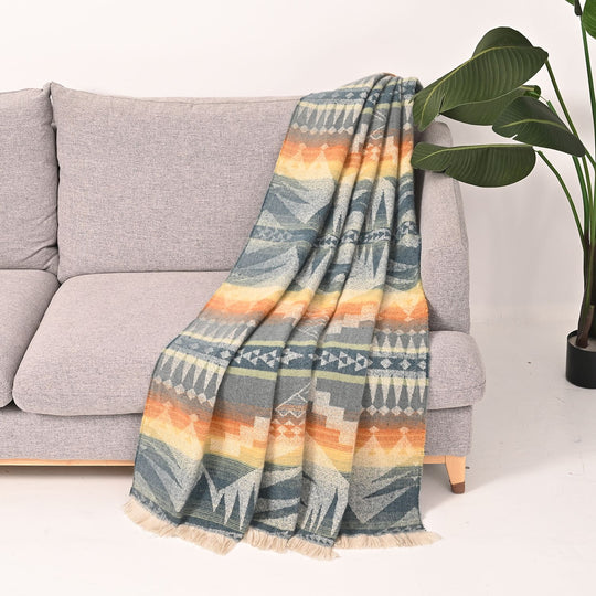 Strickdecke mit Geo-Muster und Fransen, 127x177 cm, Blau