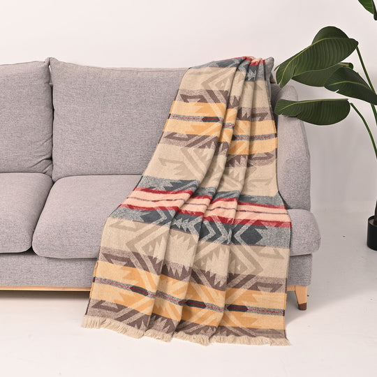 Strickdecke mit Geo-Muster und Fransen, 127x177 cm, Blau