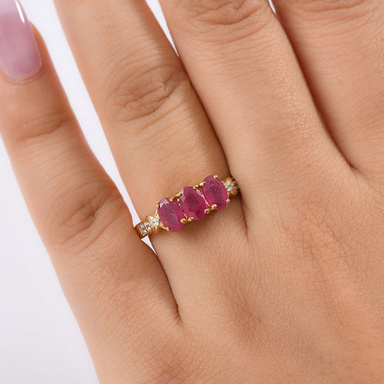 D’joy Afrikanischer Rubin (Fissure gefüllt), Weißer Zirkon Ring 925 Silber 750 Gelb Vergoldet (Größe 21.00) ca. 2,29 ct