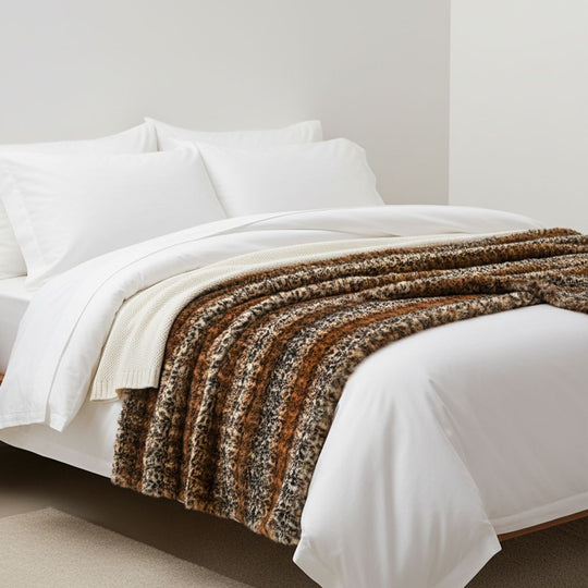 Serenity Night - Luxus-Kunstfell-Decke mit Wellenstruktur, 1300 g, Schwarz-Leopardmuster, 150x200 cm
