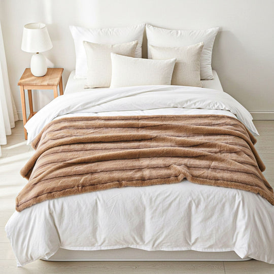 Serenity Night - Premium Kuscheldecke mit Plüschstruktur, doppellagig und wendbar, 150x200 cm, Braun