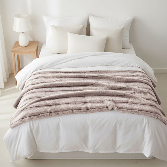 Serenity Night - Premium Kuscheldecke in Pelzoptik, doppellagig und wendbar, 150x200 cm, Weiß