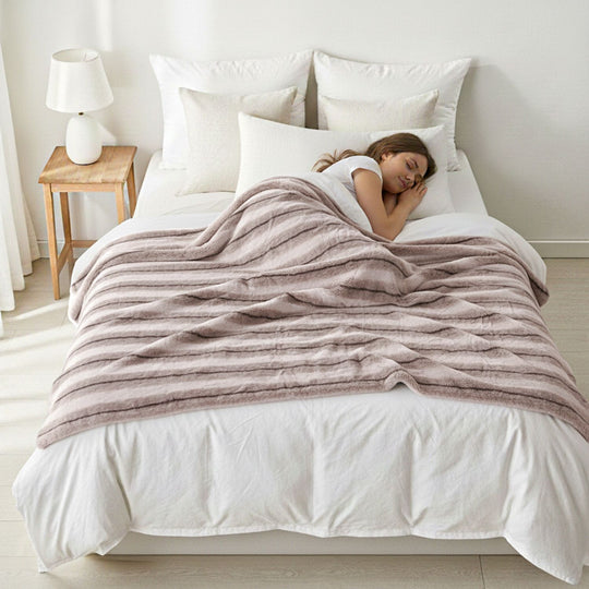 Serenity Night - Premium Kuscheldecke in Pelzoptik, doppellagig und wendbar, 150x200 cm, Weiß