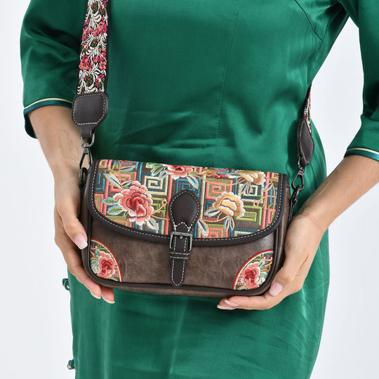Bestickte Kunstleder Crossbody Tasche, Blumen Design, 22 x 8 x 16 cm, Schwarz