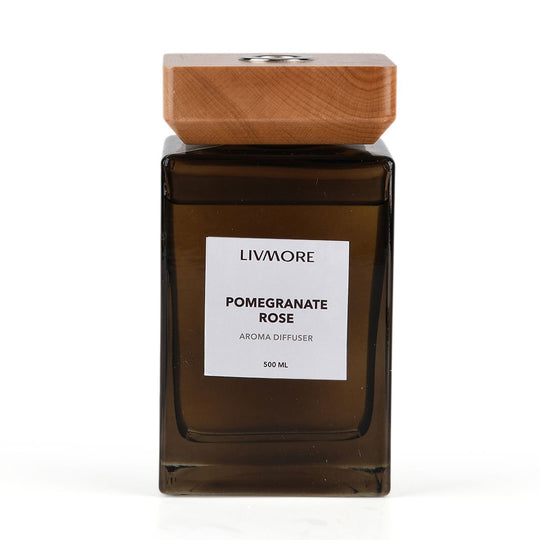 LIVMORE - Home Fragrance Kollektion - Raumduft Diffuser 500 ml Teeglas braun mit Holzdeckel 8 Stäbchen Duft Granatapfel Rose Größe 8.3 x 8.3 x 14.5 cm