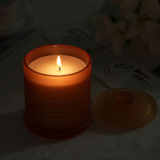 LIVMORE Home Fragrance Kollektion, Duftkerze im Farbglas, Orange, Leder Safran, 370 g Sojawachs, 55 Std., 10,2 x 10,2 x 13 cm