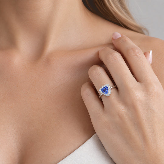 LUXURIANT (10-16 Werktage Lieferzeit) 1,53 ct. AGI zertifizierter AAA Tansanit und Labor Diamant Ring in 417 Weißgold