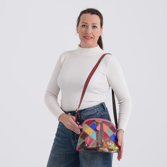CHAOS BY ELSIE Leder Crossbody Tasche mit RFID Schutz und Reißverschlussfächern 25.5 x 10 x 22 cm Multicolor Rautenmuster