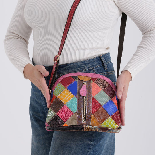 CHAOS BY ELSIE Leder Crossbody Tasche mit RFID Schutz und Reißverschlussfächern 25.5 x 10 x 22 cm Multicolor Rautenmuster