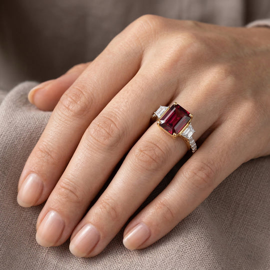 LUXURIANT (10-16 Werktage Lieferzeit) 4,25 ct. AAA Malawi Magenta Granat und Labor Diamant Ring in 417 Gold