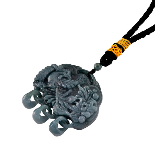 Olmeken-Jadeit Typ A Hängedekoration mit Phoenix- und Pfingstrosen-Doppelmotiv, 55mm - 295 ct.