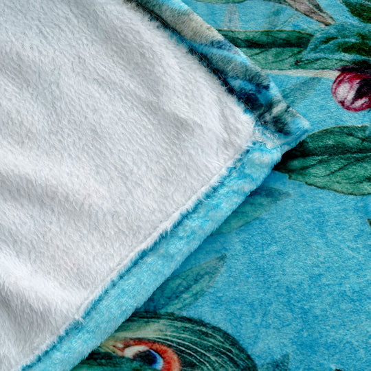 LIVMORE SPACES 240gsm Flanell-Kuscheldecke mit Digitaldruck, 150x200cm, Blüten- und Pfauenmotiv