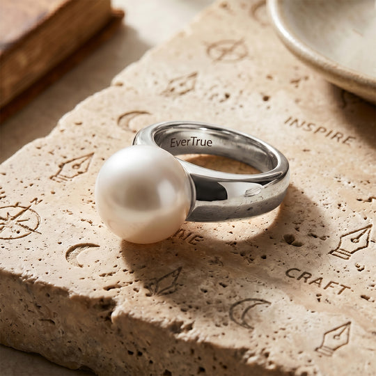Weiße Muschelkernperle (12-12.5 mm) Ring Nickelfreies Messing rhodiniert (Größe 19.00)