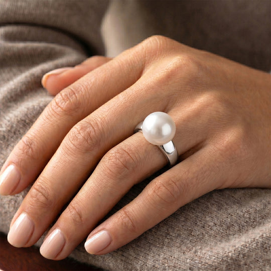 Weiße Muschelkernperle (12-12.5 mm) Ring Nickelfreies Messing rhodiniert (Größe 19.00)