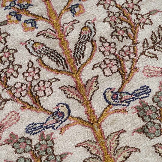 Hand made 100% Mulberry silk rug Hand made knot 300*300yarn per square foot, total around 523,126 knots material:100% Mulberry silk Packing:Roll in box