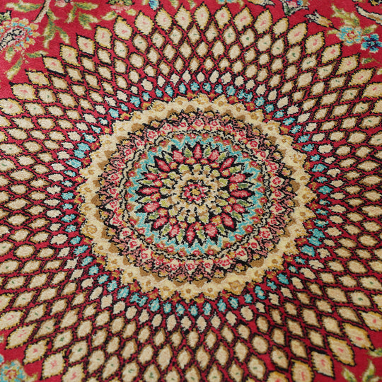 Hand made 100% Mulberry silk rug Hand made knot 300*300yarn per square foot, total around 523,126 knots material:100% Mulberry silk Packing:Roll in box