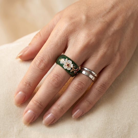 JARDIN KOLLEKTION D'Joy gefärbter grüner Jade, roter Granat, Moissanit und weißer Perlmutt Ring, 925 Silber vergoldet - 33,43 ct.