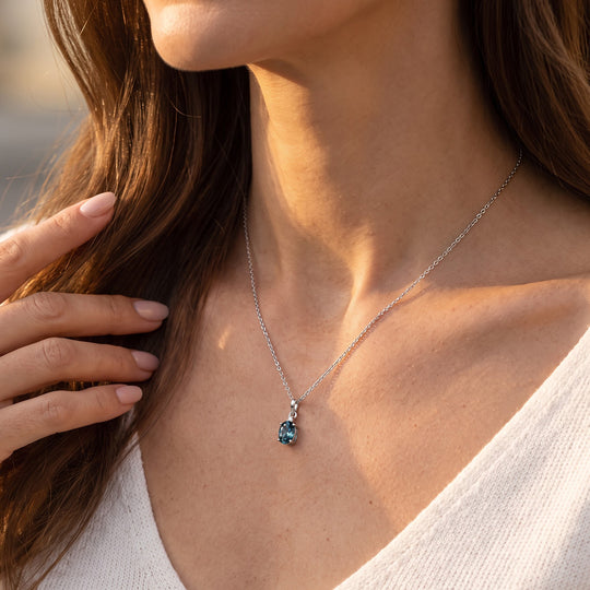 D'Joy London Blau Topas, Lab Grown Diamant Anhänger 925 Silber Platiniert ca. 0.91 ct