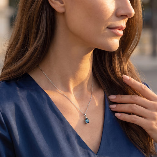 D'Joy London Blau Topas, Lab Grown Diamant Anhänger 925 Silber Platiniert ca. 0.91 ct