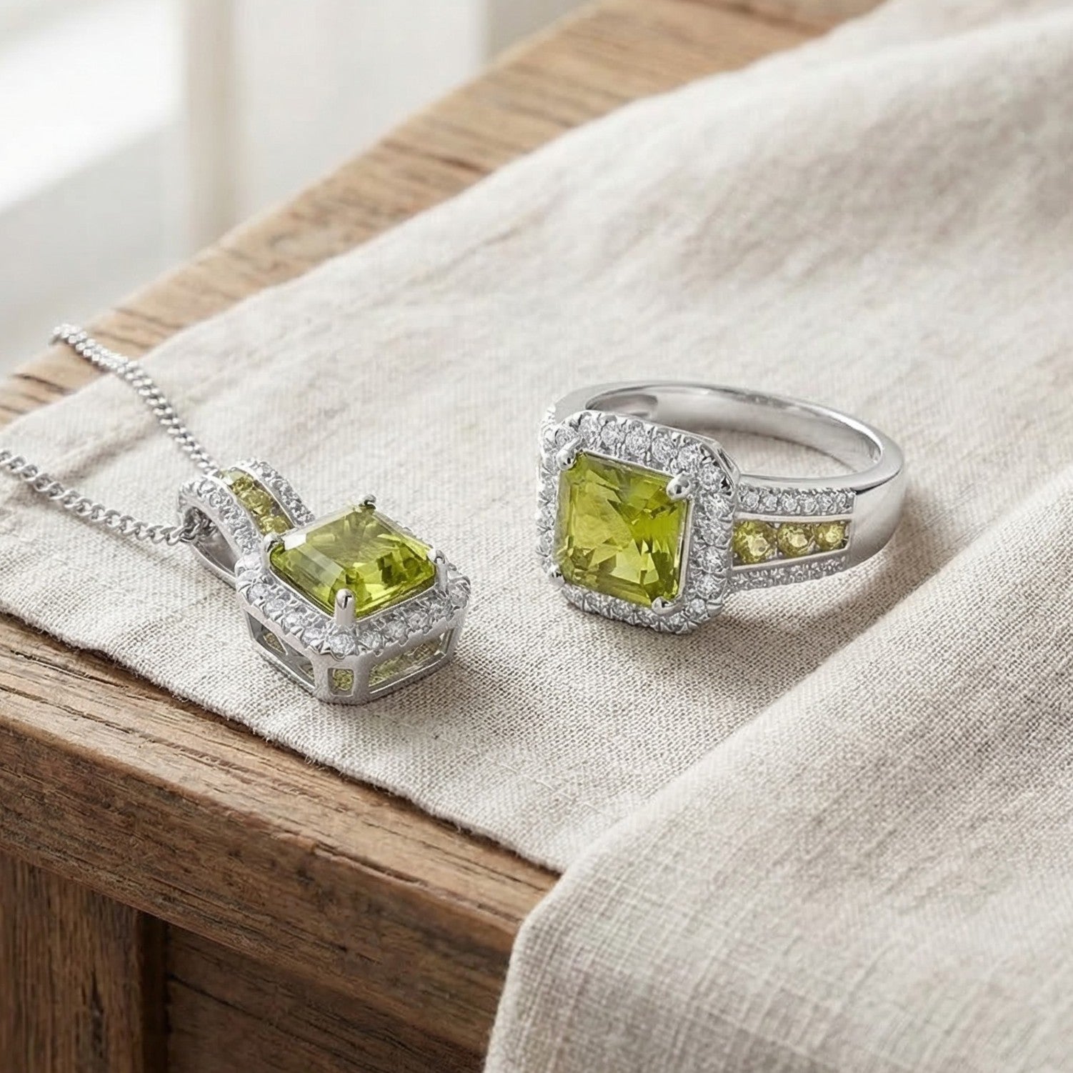 D'Joy Peridot und Moissanit Ring und Anhänger mit 45cm Kette