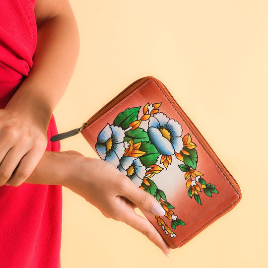 Sukriti - handbemalte Brieftasche aus echtem Leder mit RFID Schutz, Blumenmuster blau