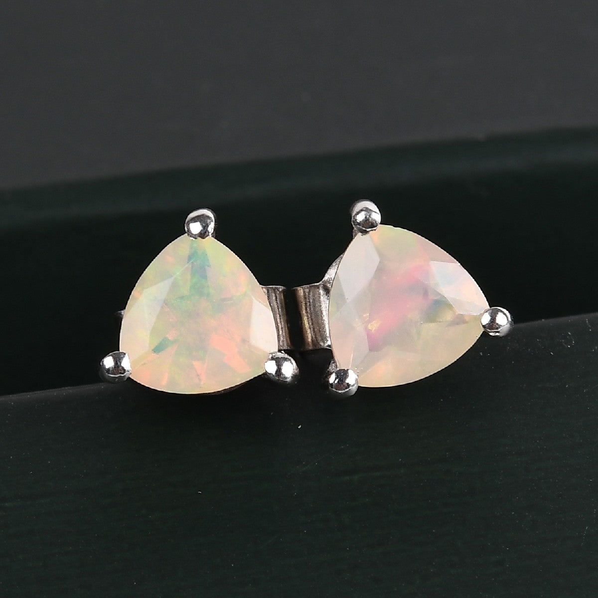 Natürlicher Äthiopischer Opal Ohrstecker 925 Silber platiniert ca. 0,74 ct