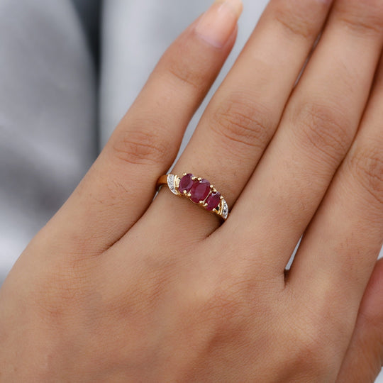 Fissure gefüllt Rubin und Zirkon 3 Stein Ring 925 Silber vergoldet (Größe 19.00) ca. 1,17 ct
