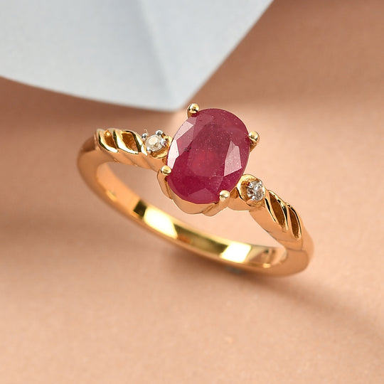 Afrikanischer Rubin und Zirkon Solitär-Ring, (Fissure gefüllt), 925 Silber vergoldet (Größe 20.00) ca. 1,31 ct