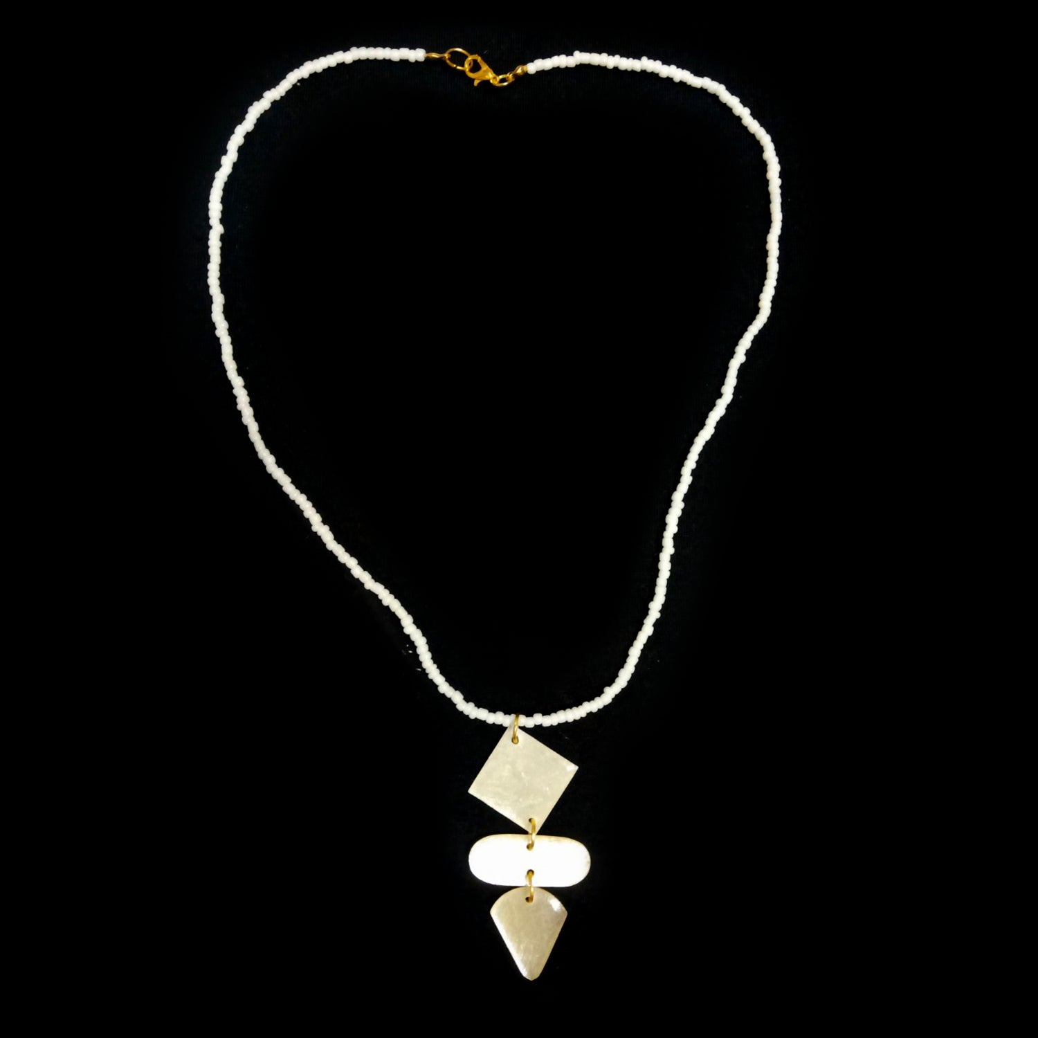 Mehrfarbige Edelstein und weiße Muschelkernperlen-Halskette, ca. 56 cm, goldfarben