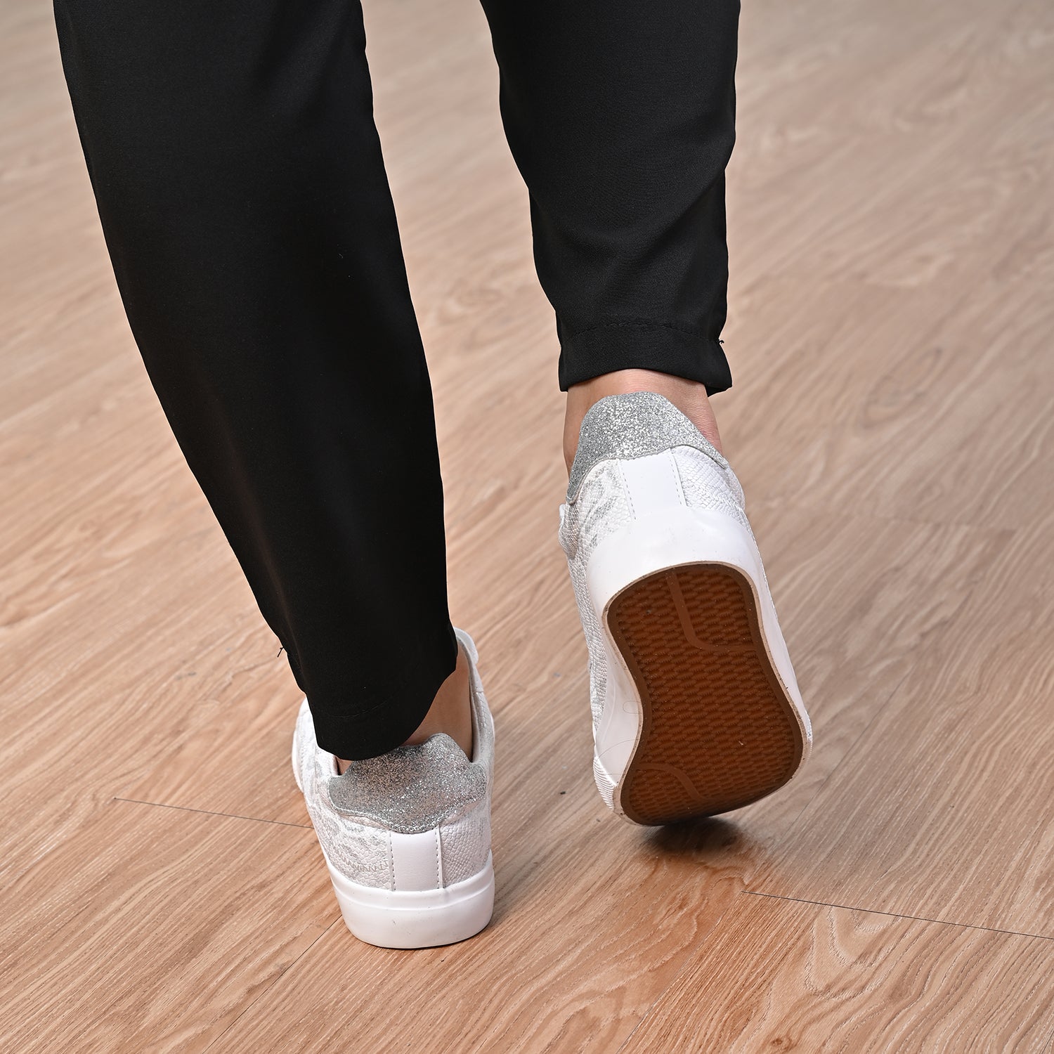 LA MAREY - Sneaker aus Kunstleder, Schlangenhautmuster, Größe 36, Weiß