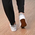 LA MAREY Sneaker aus Kunstleder, Schlangenhautmuster, Größe 40, Weiß