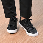 LA MAREY Sneaker aus Kunstleder, Schlangenhautmuster, Größe 39, Schwarz